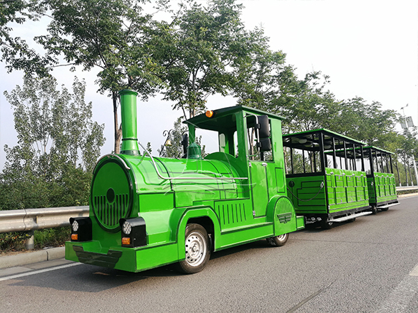 Зеленый безрельсовый поезд