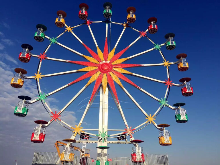 What are the precautions for the operation of amusement park equipment?